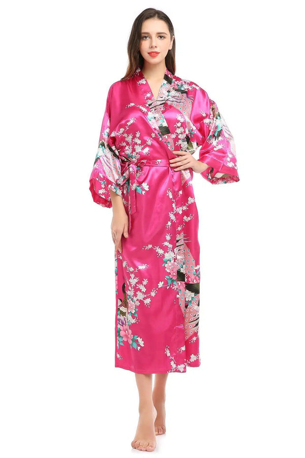 Femme portant un kimono rose avec motif floral et paons. Vente de kimonos en ligne.