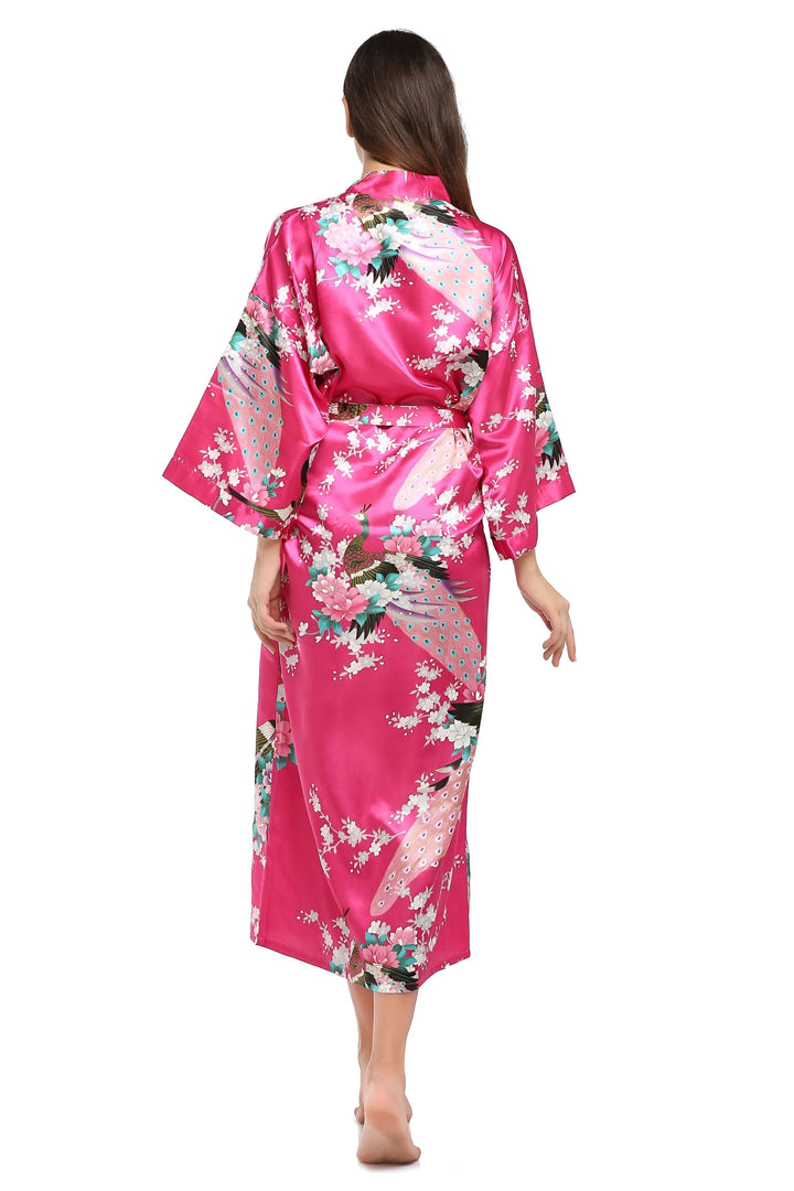 Kimono rose en satin avec motifs de paons et de fleurs. Vue de dos. Vêtements japonais traditionnels. Idéal pour la détente et le cocooning.