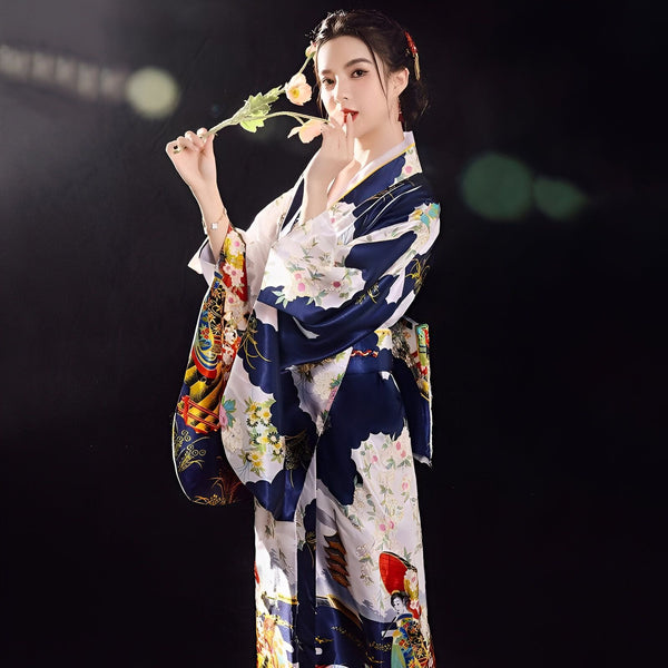 Femme portant un kimono traditionnel japonais bleu et blanc avec motifs floraux. Vente de kimonos en ligne.