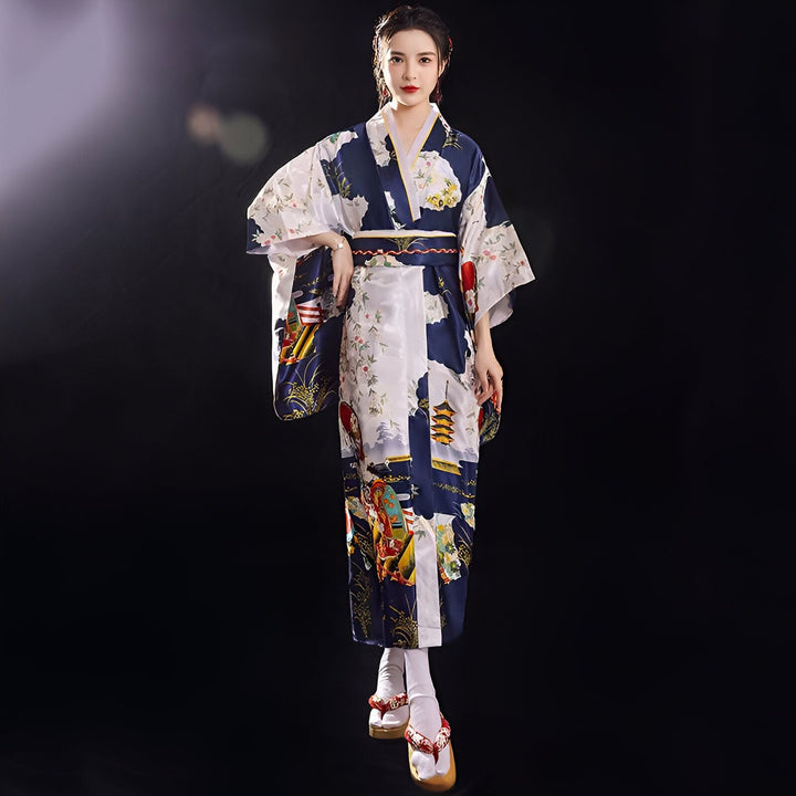 Femme portant un kimono japonais traditionnel bleu et blanc avec motifs floraux et paysages. Kimonos en vente en ligne.
