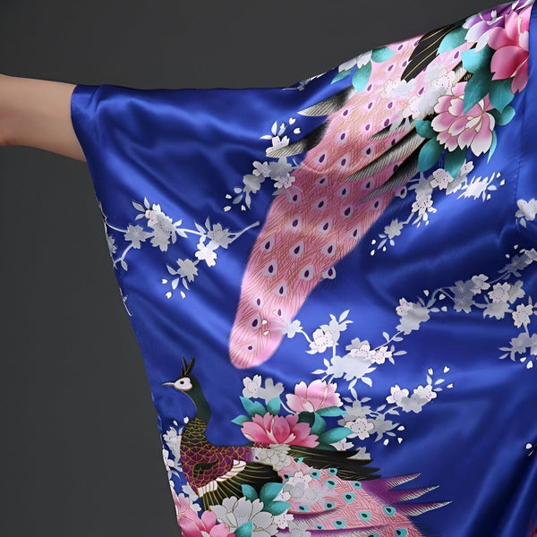 Détail d'un kimono bleu en satin avec motifs de paons et de fleurs. Vêtements traditionnels japonais. Boutique de kimonos en ligne.