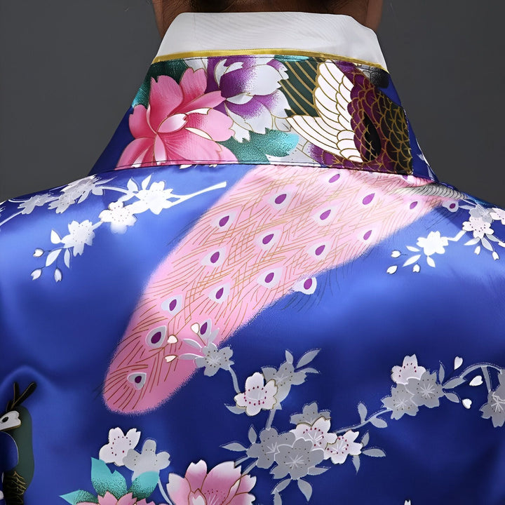 Dos d'un kimono bleu orné de motifs de paons et de fleurs. Vêtements traditionnels japonais.