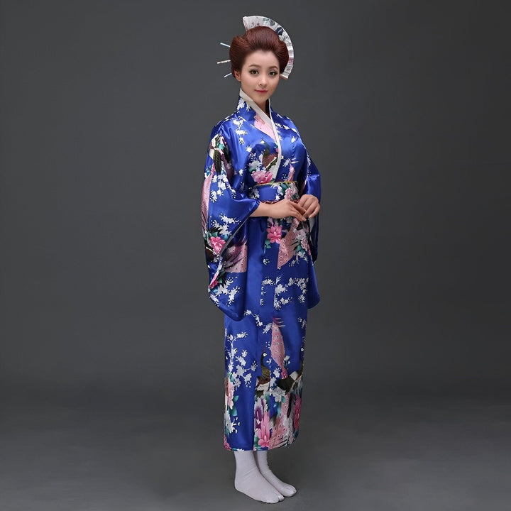 Femme portant un kimono bleu fleuri traditionnel. Découvrez notre collection de kimonos japonais authentiques. Vêtements traditionnels et modernes.
