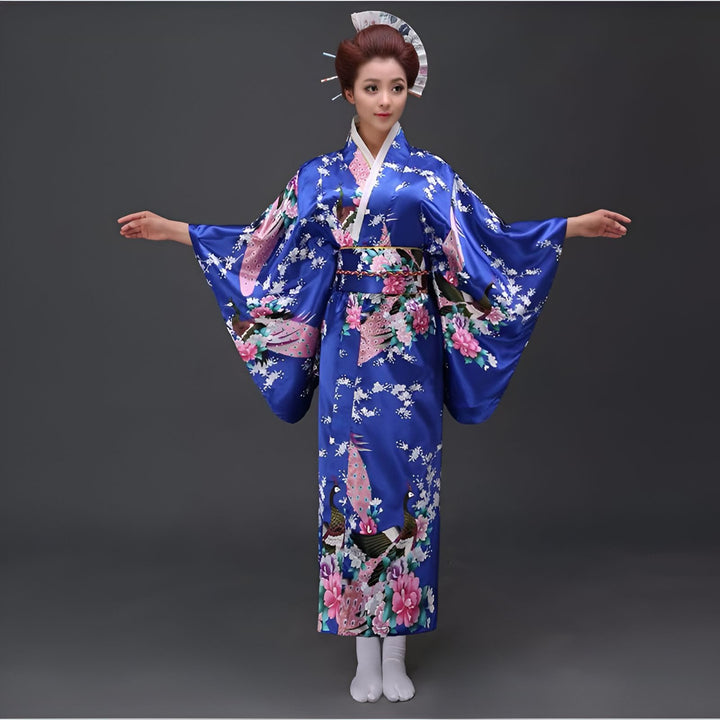 Femme portant un kimono japonais traditionnel bleu avec des motifs floraux et de paons. Kimono authentique à vendre.