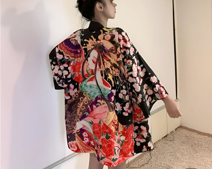 Kimono imprimé avec motif de geisha et fleurs. Vêtement traditionnel japonais élégant et coloré. Idéal pour un style unique et tendance.