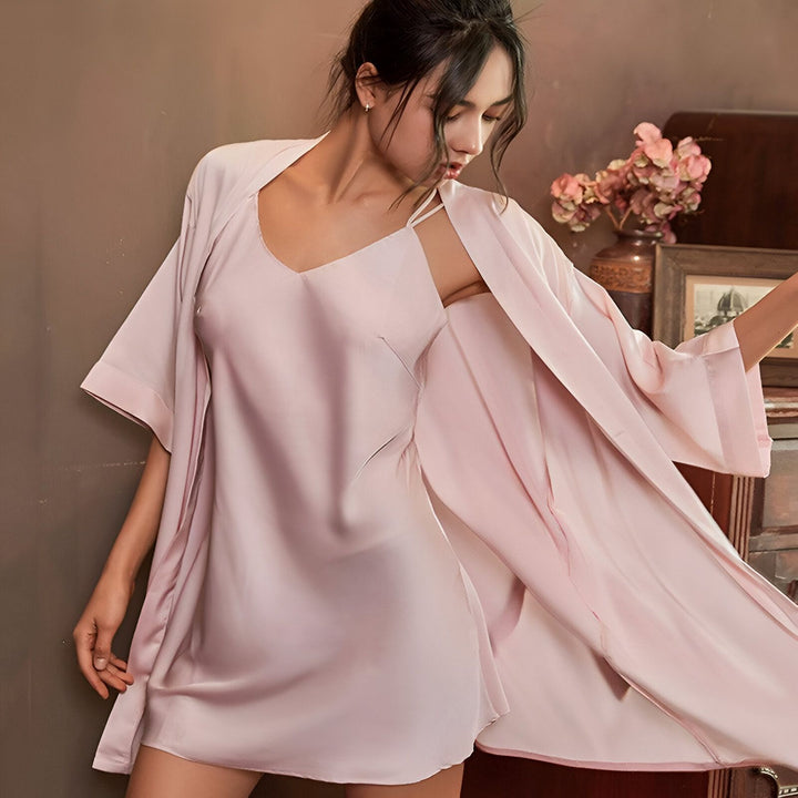 Femme portant un kimono rose en soie, ensemble deux pièces. Vêtements d'intérieur élégants. Idée cadeau kimono pour femme. Découvrez notre collection de kimonos en ligne.
