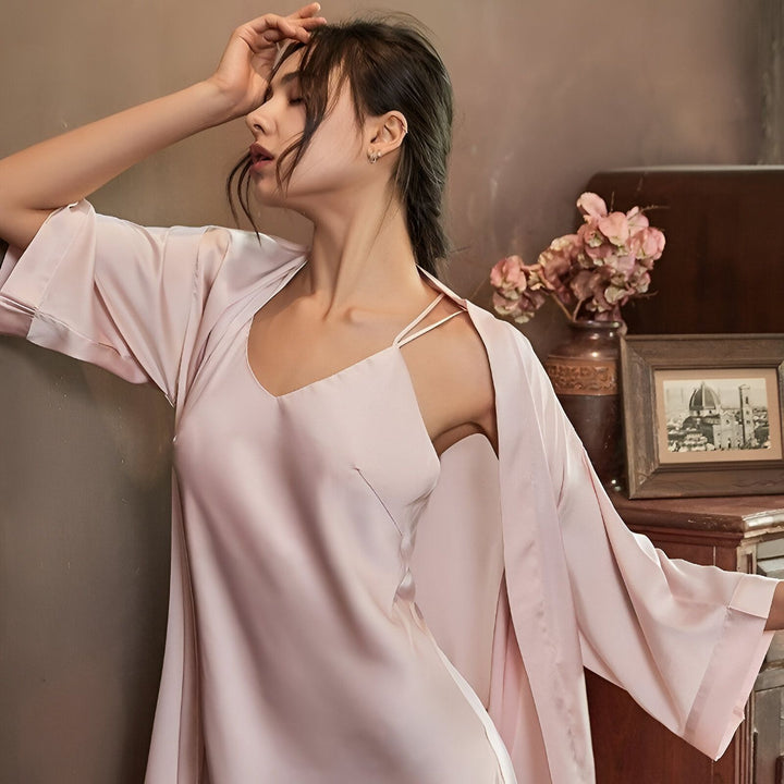 Femme portant un kimono rose, vêtement d'intérieur. Élégance et confort. Découvrez notre collection de kimonos luxueux.