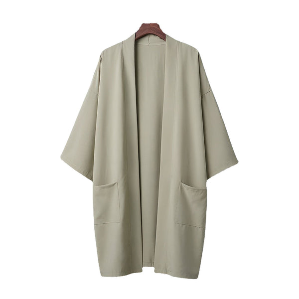 Kimono beige en lin sur cintre. Vêtements japonais traditionnels. Boutique de kimonos en ligne.