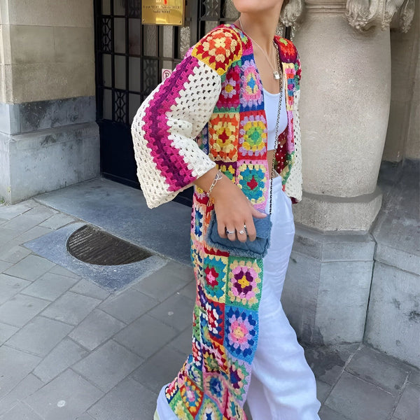 Femme portant un kimono long en crochet multicolore avec motifs carrés. Vente de kimonos originaux et colorés. Style unique et tendance.