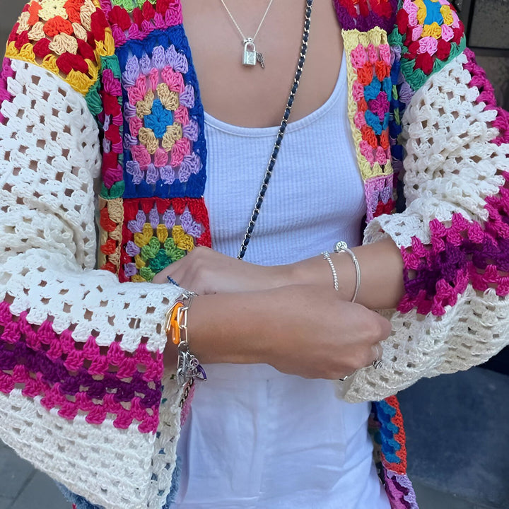 Kimono coloré en crochet, motif patchwork. Vêtement unique, style bohème. Collection kimono, idéal pour ajouter une touche d'originalité à votre garde-robe.