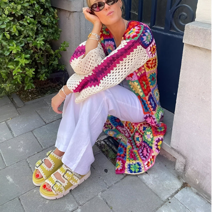 Femme assise portant un kimono coloré en crochet. Vêtements de détente et style bohème. Kimonos uniques et faits main disponibles.