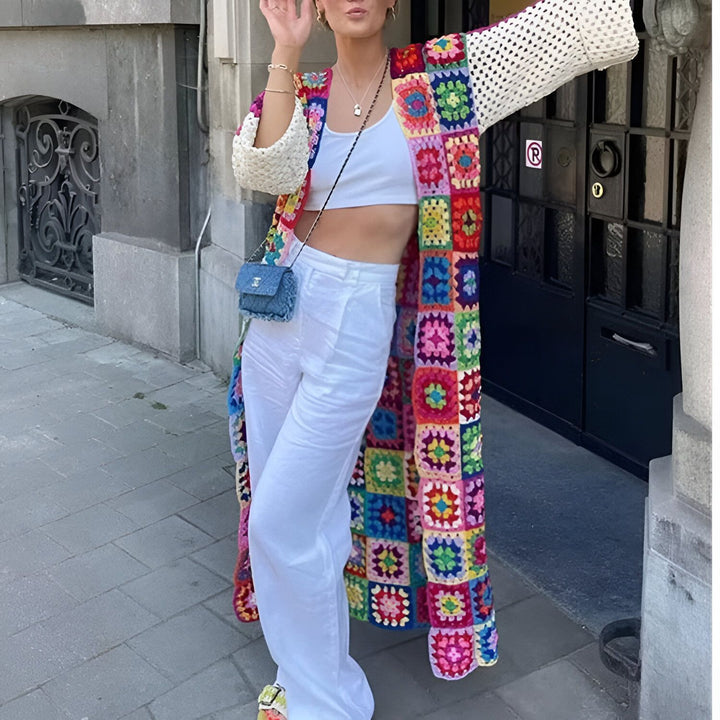 Femme portant un kimono coloré à motifs carrés crochetés. Kimono unique, parfait pour ajouter une touche bohème à votre style. Découvrez notre collection de kimonos originaux.