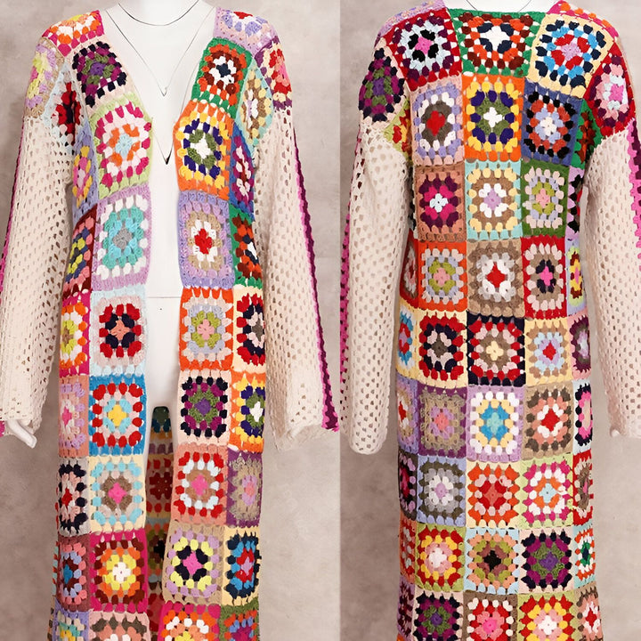 Kimono long en crochet multicolore, patchwork de carrés granny, manches ajourées crème. Vêtement bohème chic, idéal pour un look original.