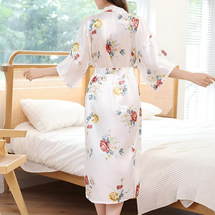 Kimono blanc à fleurs porté par une femme, vue de dos. Peignoir kimono élégant, idéal pour la détente et la maison. Découvrez notre collection de kimonos fleuris.