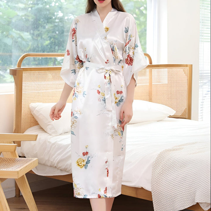 Femme portant un kimono blanc fleuri, kimono en soie, élégant vêtement d'intérieur, boutique de kimonos en ligne.