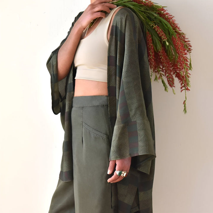 Femme portant un kimono à carreaux vert et marron. Kimono ample et élégant. Mode kimono, vêtements japonais traditionnels.