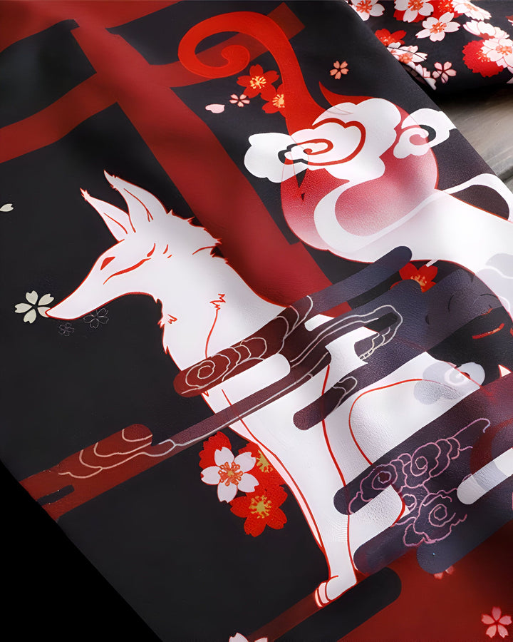 Motif renard et fleurs de cerisier sur tissu de kimono japonais traditionnel. Détail du tissu noir, rouge et blanc. Vêtements japonais authentiques.