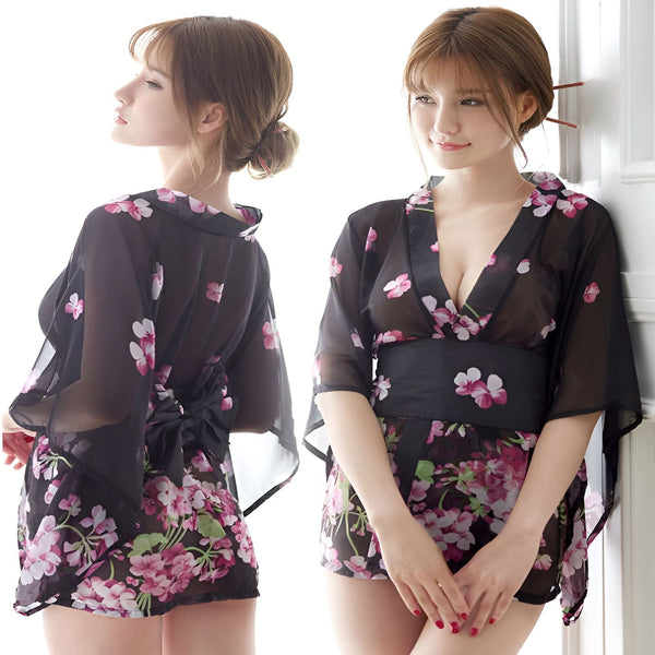 Femme portant un kimono court noir transparent à fleurs roses. Vue de face et de dos. Mode japonaise, style traditionnel revisité, produit kimono.