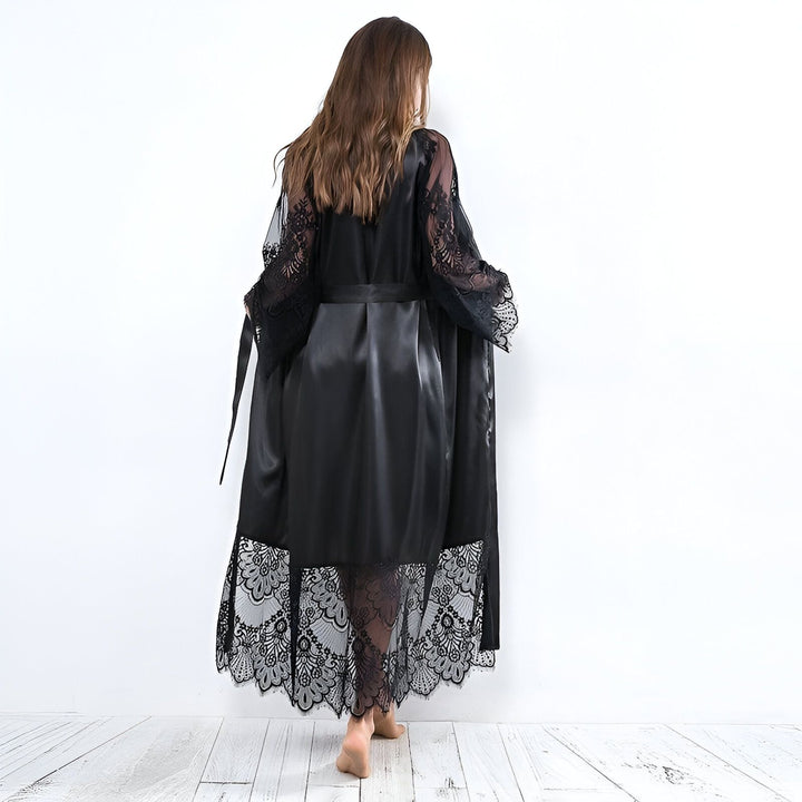 Kimono long noir en satin avec manches en dentelle délicate. Vêtement d'intérieur élégant et confortable. Découvrez notre collection de kimonos raffinés.