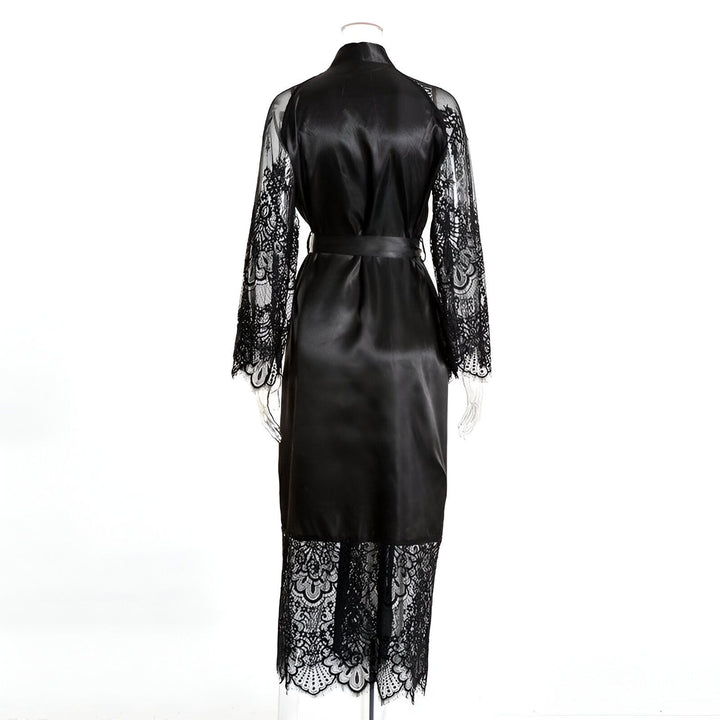Kimono noir long en satin avec dentelle aux manches et à l'ourlet. Vue de dos. Kimonos à vendre.