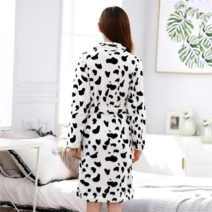 Femme portant un kimono peignoir imprimé vache. Vente de kimonos pour femmes.