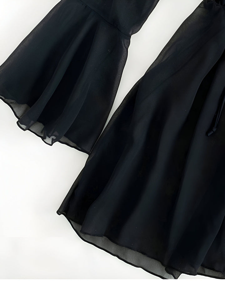 Détail d'un kimono noir en mousseline. Manches amples et tissu léger. Collection de kimonos en vente.