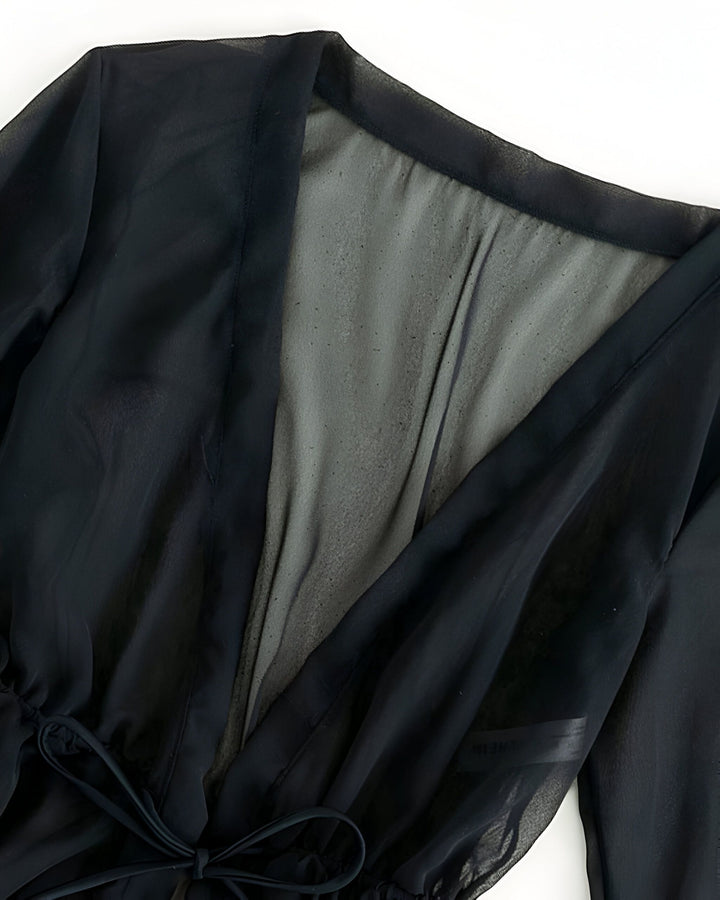 Kimono noir transparent avec ceinture, parfait pour un look élégant. Découvrez notre collection de kimonos de qualité.