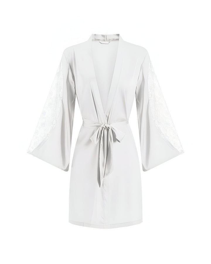 Kimono blanc avec manches en dentelle. Peignoir élégant à nouer. Vêtement d'intérieur confortable. Disponible à l'achat.