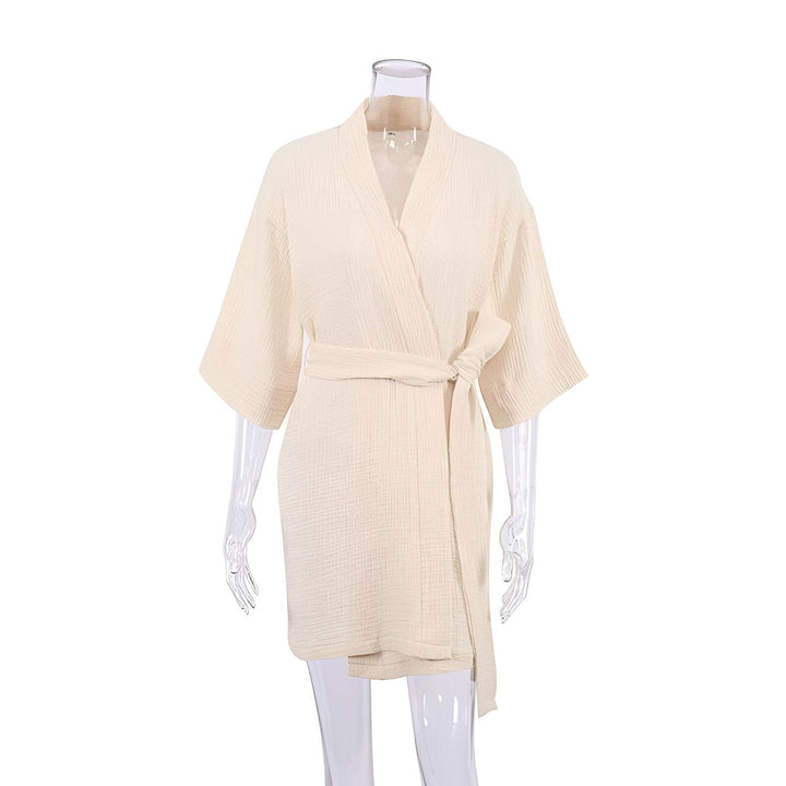 Kimono beige en coton léger, noué à la taille, manches 3/4. Idéal comme peignoir ou robe de chambre. Découvrez notre collection de kimonos confortables.
