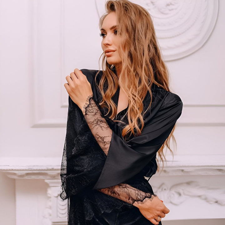Femme blonde portant un kimono noir en dentelle. Kimono élégant et confortable à vendre. Vêtements de détente pour femmes.