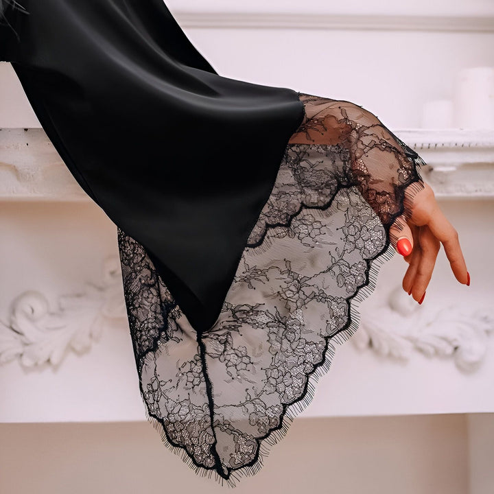 Détail d'un kimono noir avec manches en dentelle délicate. Élégance et féminité pour vos moments de détente. Découvrez notre collection de kimonos.