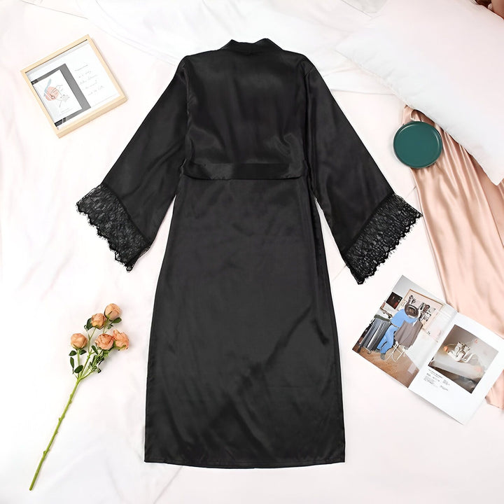 Kimono noir en satin avec manches en dentelle. Vêtement d'intérieur élégant et confortable.