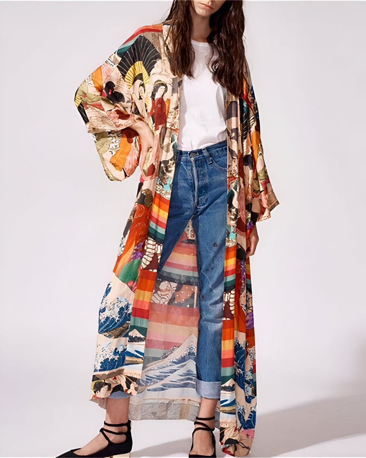 Femme portant un kimono long multicolore à motifs traditionnels japonais, sur un jean et un t-shirt blanc. Kimonos pour femmes, vêtements japonais, motifs vagues et personnages.