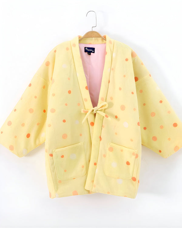 Kimono jaune à pois, doublure rose, suspendu. Vêtements traditionnels japonais, idéal pour un style unique. Découvrez notre collection de kimonos.