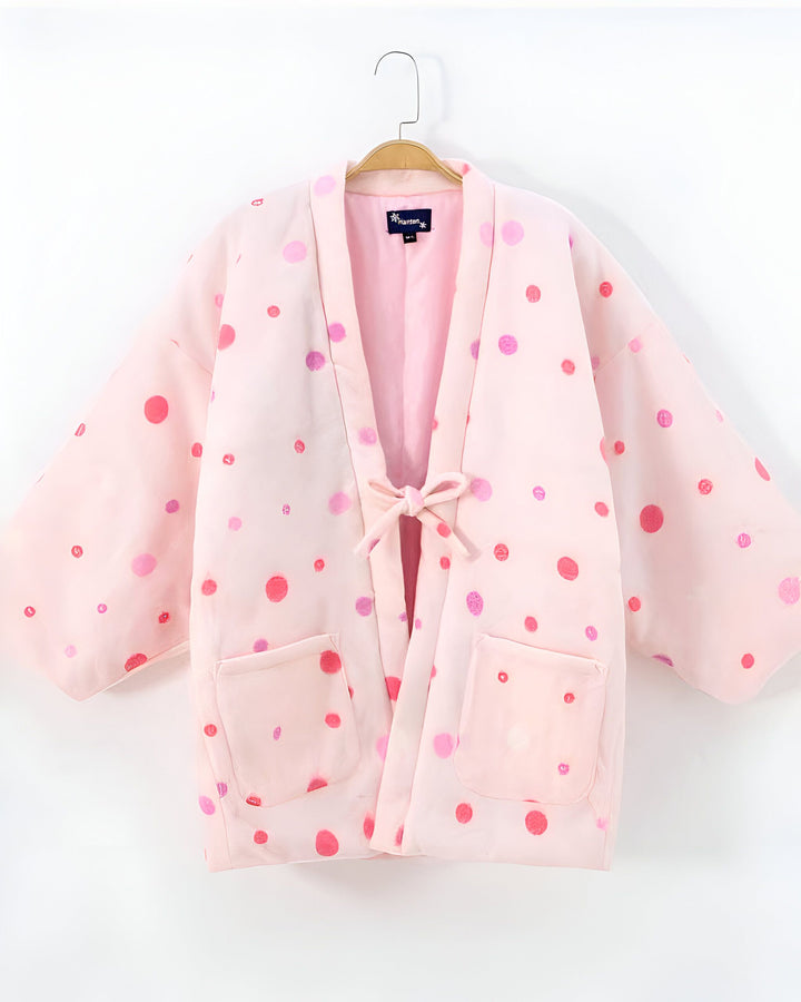 Kimono rose à pois suspendu, style japonais décontracté. Vêtement d'intérieur avec poches, idéal pour se détendre. Collection de kimonos uniques.