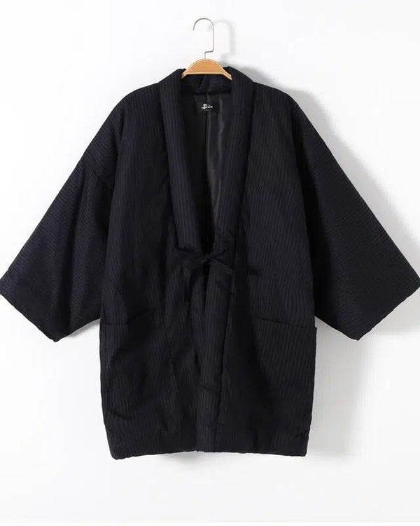 Kimono noir pour homme, style japonais traditionnel. Vêtements kimono de haute qualité à vendre.