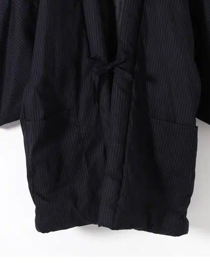 Kimono japonais noir à rayures, noué à la taille. Vêtement traditionnel idéal pour un style élégant et confortable. Découvrez notre collection de kimonos.