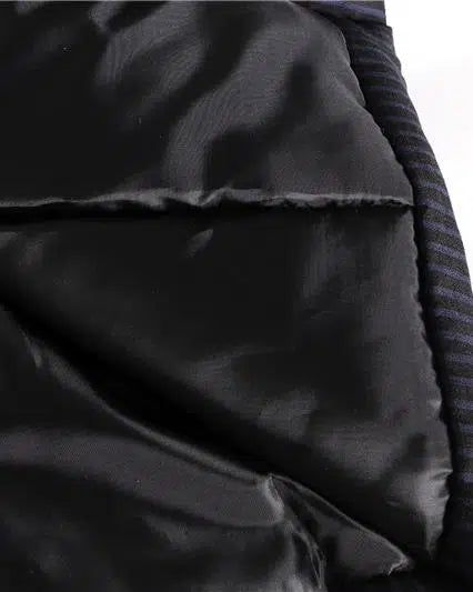 Détail de la doublure noire d'un kimono à rayures. Intérieur doux et confortable. Découvrez notre collection de kimonos.