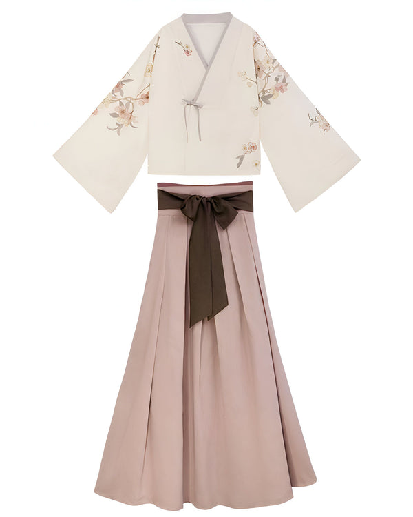 Ensemble kimono féminin : veste crème à motifs floraux délicats et jupe longue rose poudré avec ceinture marron. Vêtements traditionnels japonais revisités. Découvrez notre collection de kimonos élégants.