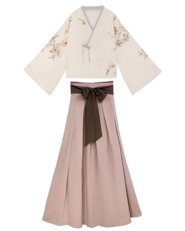 Ensemble kimono féminin : veste crème à motifs floraux délicats et jupe longue rose poudré avec ceinture marron. Vêtements traditionnels japonais revisités. Découvrez notre collection de kimonos élégants.