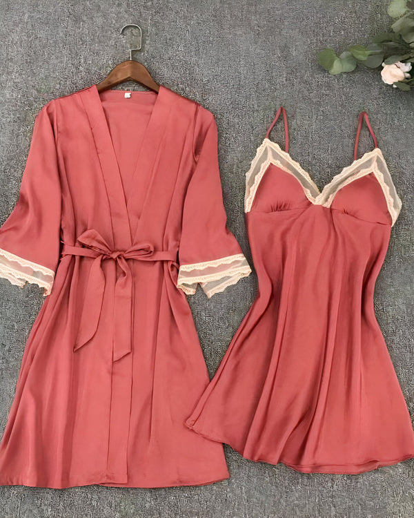 Ensemble kimono rose avec nuisette assortie, détails en dentelle. Vêtements d'intérieur élégants, robes de chambre confortables. Collection de kimonos chics.