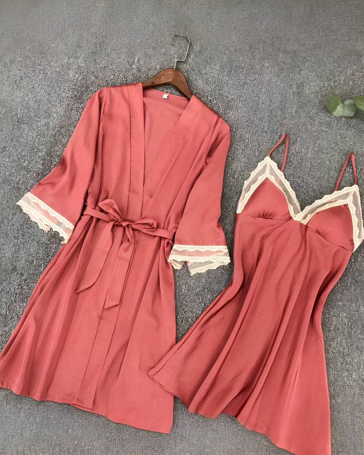Ensemble kimono et nuisette rose avec dentelle blanche. Vêtements de nuit élégants, parfaits pour se détendre. Collection kimono, qualité supérieure.