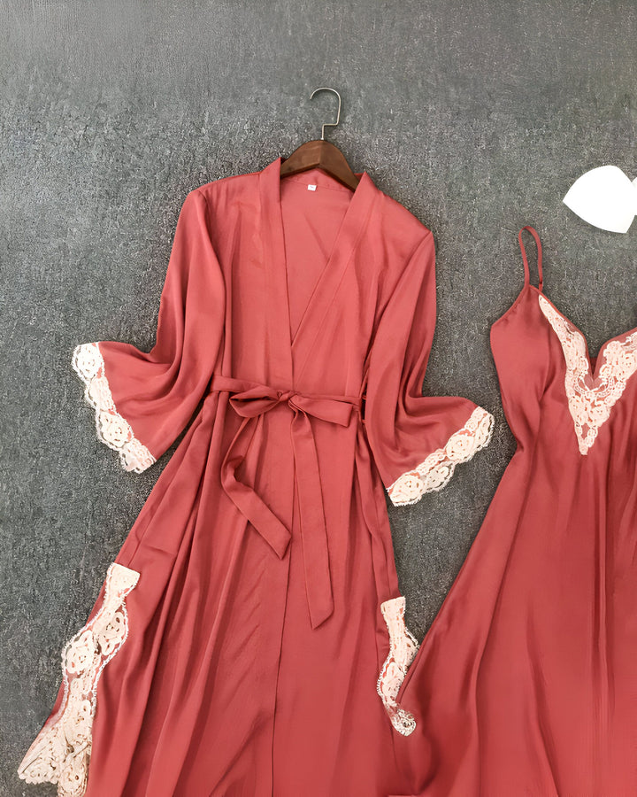 Kimono rouge avec détails en dentelle blanche, ensemble avec une nuisette assortie. Vêtements de nuit élégants, style kimono traditionnel revisité. Idéal pour se détendre avec confort et style.