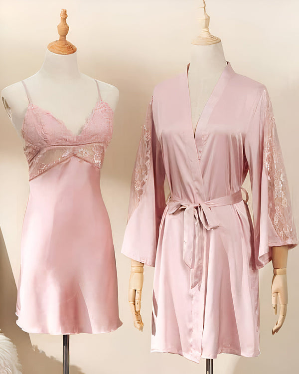 Ensemble kimono rose : nuisette en satin avec dentelle et peignoir assorti. Vêtements de nuit élégants et confortables, parfaits pour se détendre avec style. Kimonos de qualité supérieure à découvrir.
