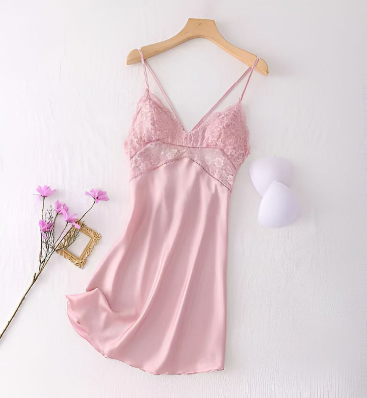 Kimono nuisette rose pâle avec détails en dentelle, suspendu à un cintre. Vêtements de nuit féminins, élégants et confortables.