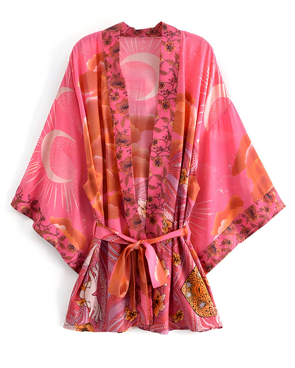 Kimono rose avec motifs de lune, nuages et fleurs. Vêtement d'extérieur japonais à ceinture, idéal pour un look bohème chic. Découvrez notre collection de kimonos uniques et élégants.