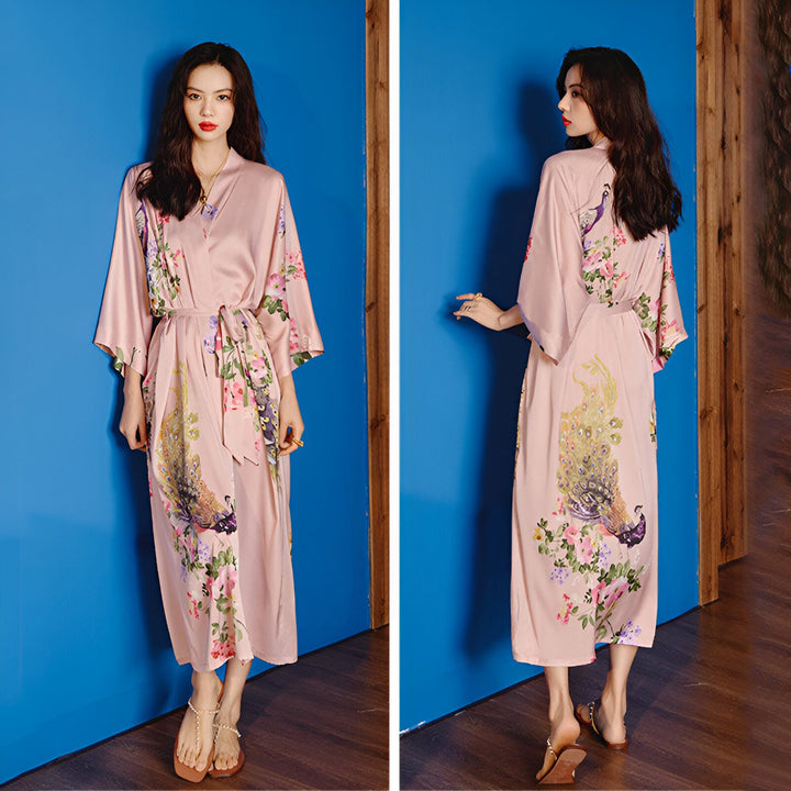 Kimono rose avec motif floral et paon, présenté de face et de dos. Vêtement de détente élégant et confortable à acheter en ligne.