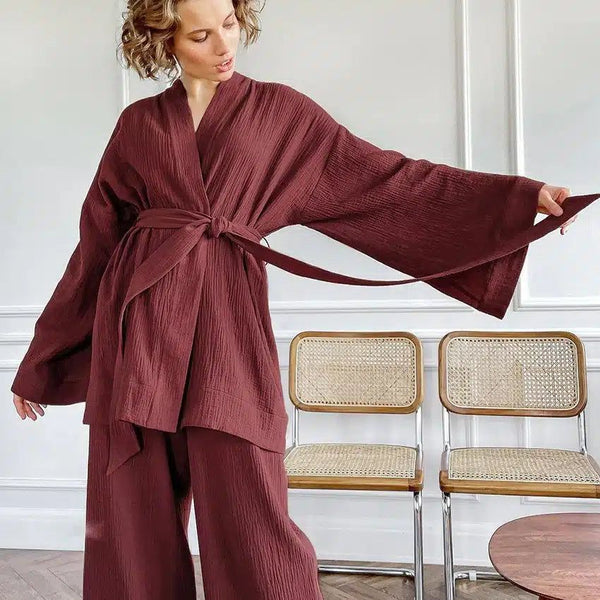 Femme portant un kimono bordeaux en coton gaufré avec ceinture. Ensemble kimono pantalon ample, style décontracté et élégant. Vêtements amples pour femme.