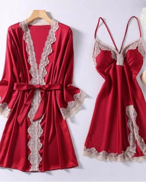 Ensemble kimono rouge en satin avec dentelle. Comprend une robe de chambre et une nuisette. Vêtements de nuit élégants et confortables. Parfait pour se détendre à la maison avec style.