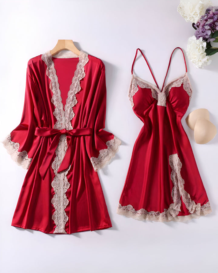 Ensemble kimono rouge en soie avec dentelle beige, comprenant une robe de chambre et une nuisette. Lingerie féminine élégante et confortable. Idéal pour un look sophistiqué à la maison.